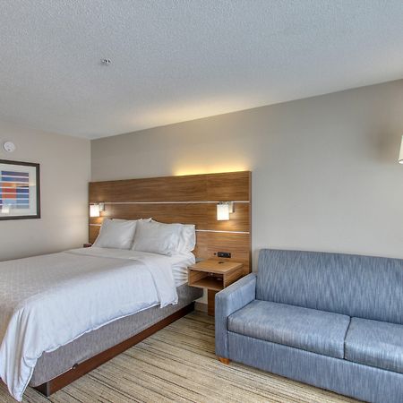 Holiday Inn Express Hotel & Suites Oshkosh - State Route 41 By Ihg Exterior photo