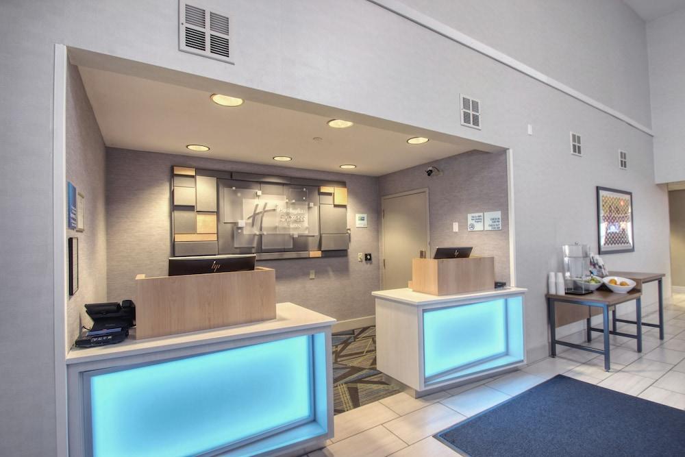 Holiday Inn Express Hotel & Suites Oshkosh - State Route 41 By Ihg Exterior photo