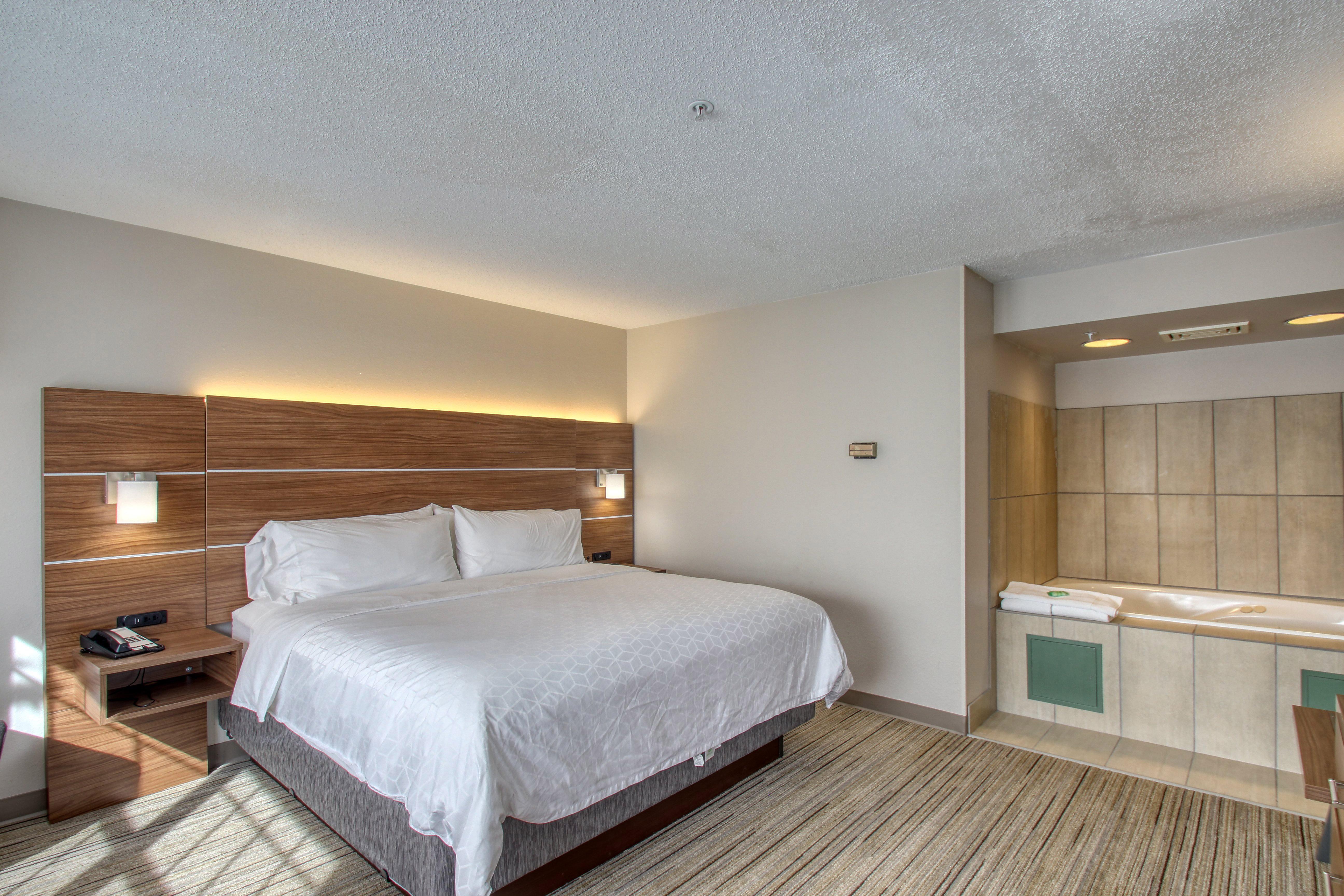 Holiday Inn Express Hotel & Suites Oshkosh - State Route 41 By Ihg Exterior photo