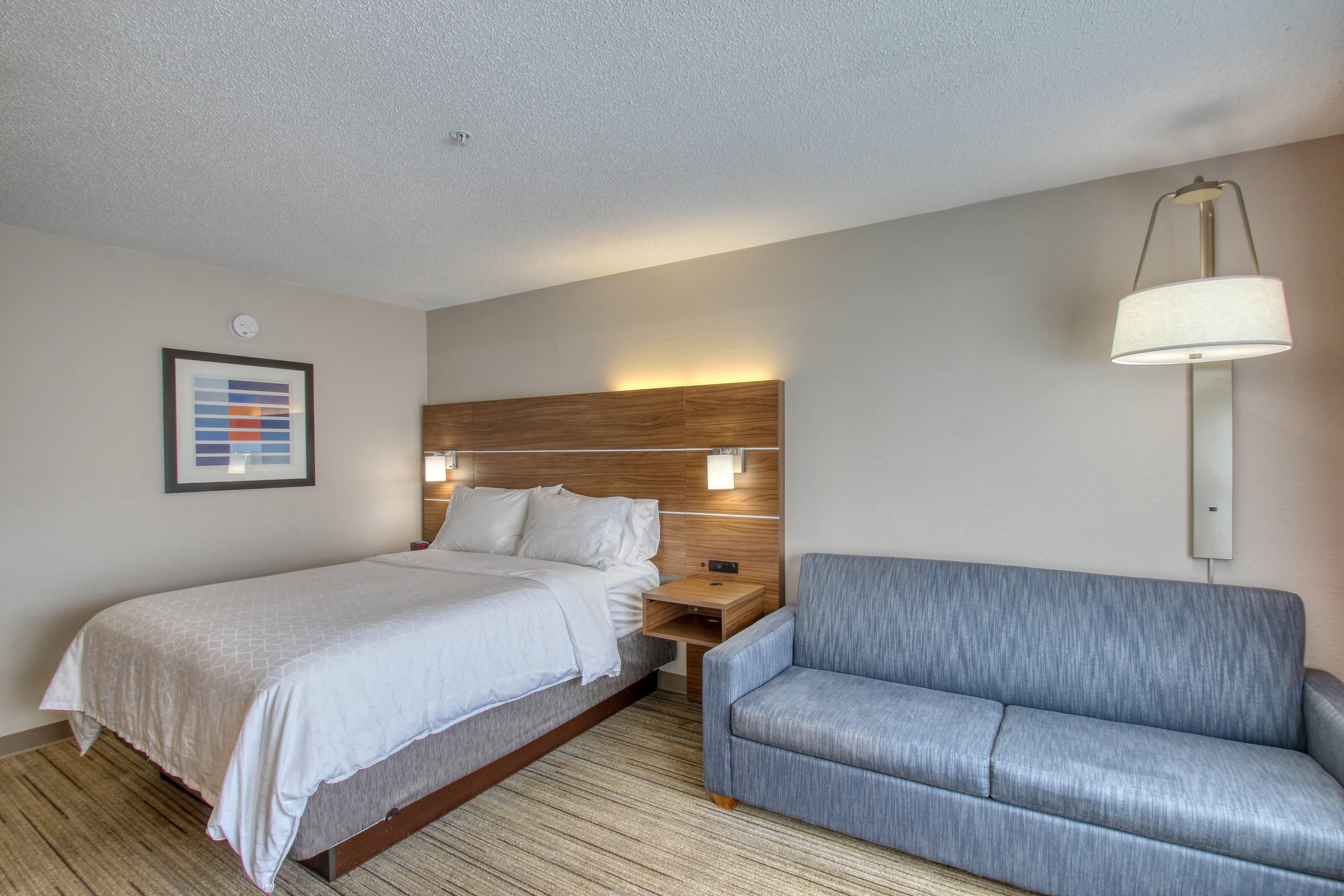 Holiday Inn Express Hotel & Suites Oshkosh - State Route 41 By Ihg Exterior photo
