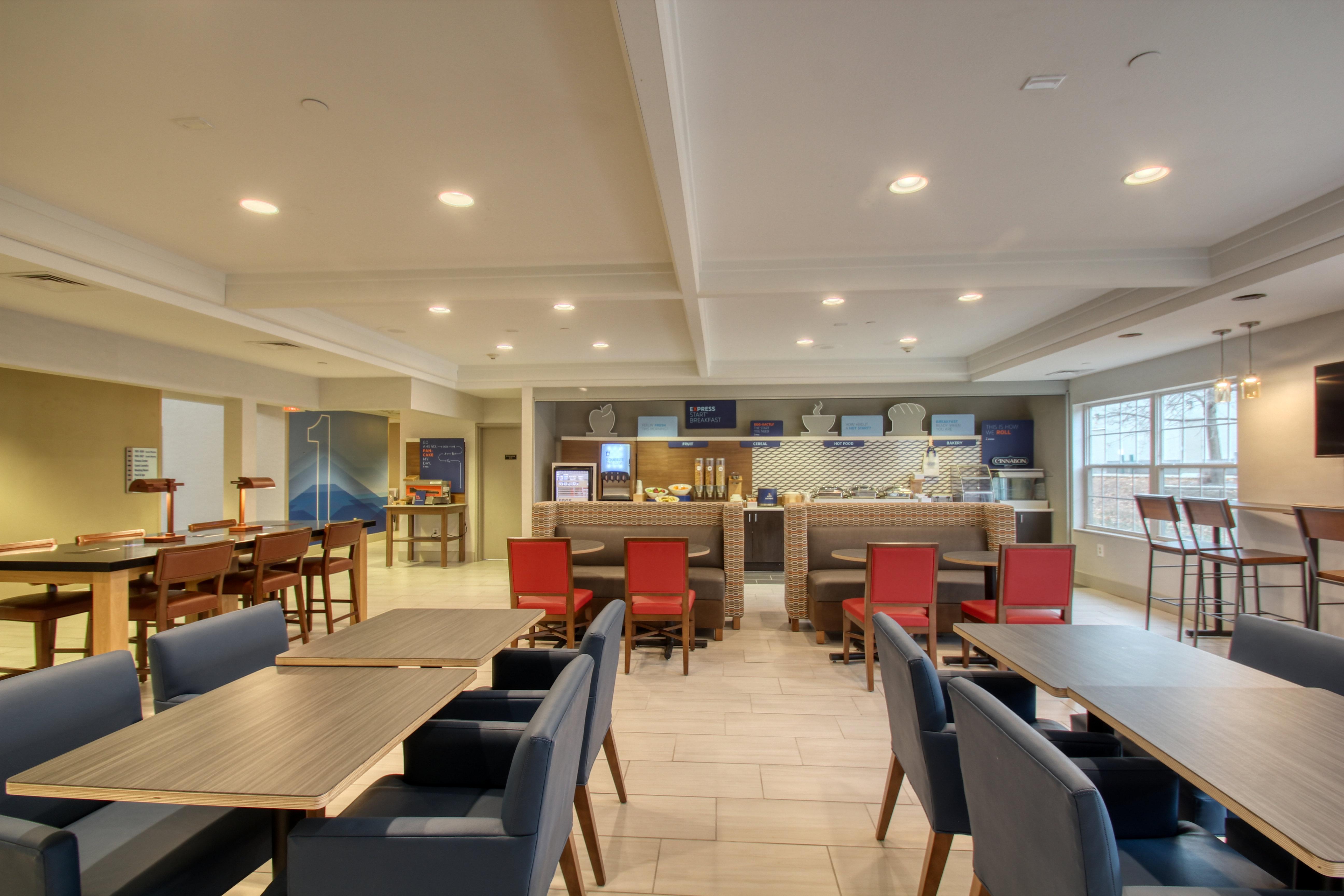 Holiday Inn Express Hotel & Suites Oshkosh - State Route 41 By Ihg Exterior photo