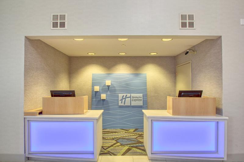 Holiday Inn Express Hotel & Suites Oshkosh - State Route 41 By Ihg Exterior photo