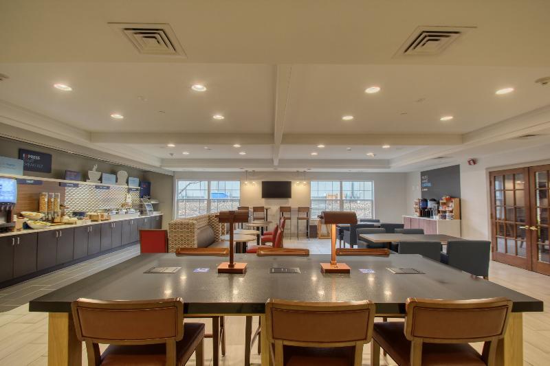 Holiday Inn Express Hotel & Suites Oshkosh - State Route 41 By Ihg Exterior photo