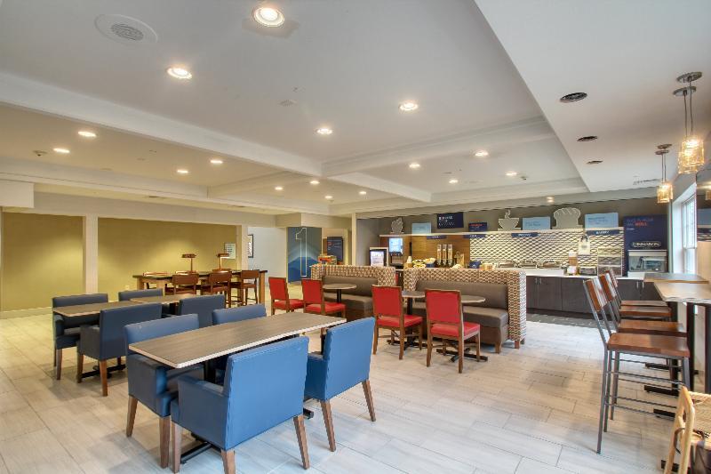Holiday Inn Express Hotel & Suites Oshkosh - State Route 41 By Ihg Exterior photo